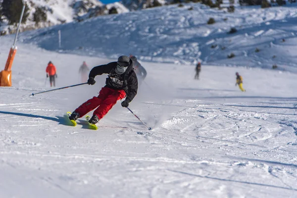 Pas Casa Andorra 2021 Január Fiatal Férfi Síelés Pireneusokban Grandvalira — Stock Fotó