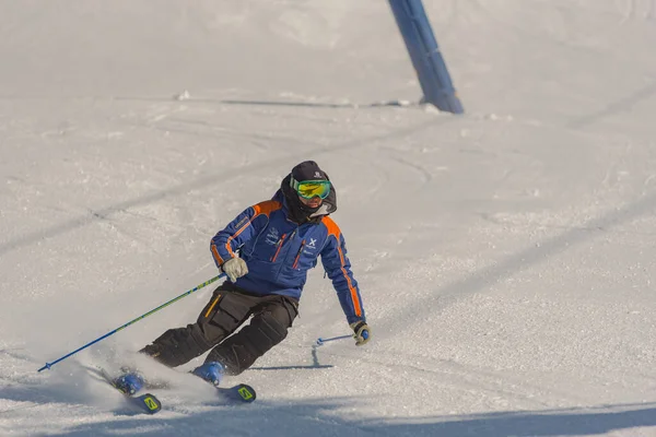 Grandvalira アンドラ 2021年1月3日 コヴィディ19時間でアンドラのGrandvaliraスキーリゾートでピレネー山脈の若い男のスキー — ストック写真