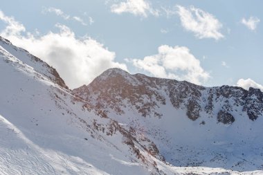 Andorra 'daki Pireneler' deki dağlar kışın bol karlı olur..