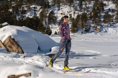 Grau Roig, Andorra: 2021 Ocak 03: 2021 'de Andorra Pireneleri' nde dağ kayağı yapan kadın.