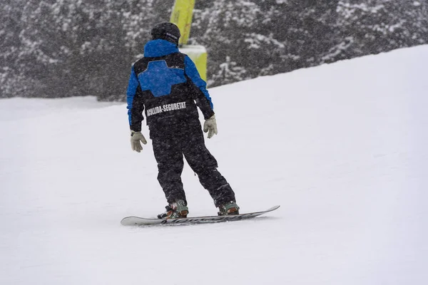 アンドラ Grandvalira 2021年1月3日 コヴィディ19時間でアンドラのGrandvaliraスキーリゾートでピレネー山脈のスキーパトロールスキー — ストック写真