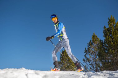 Grau Roig, Andorra: 2021 Ocak 03: 2021 'de Andorra Pireneleri' nde dağ kayağı yapan adam.
