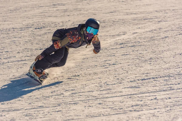 Νεαρή Γυναίκα Snowboarder Κίνηση Snowboard Στα Βουνά — Φωτογραφία Αρχείου