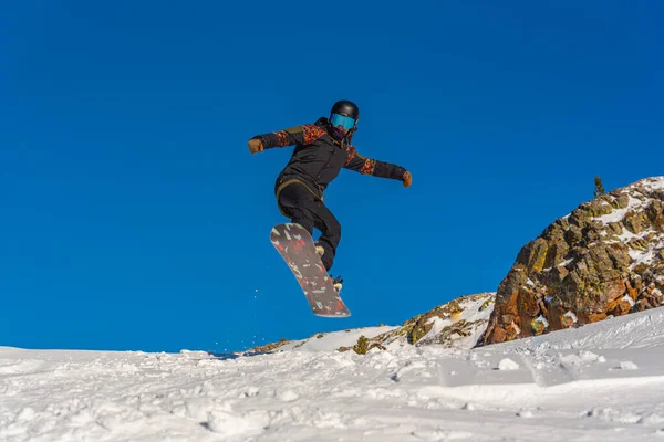 Genç Kadın Snowboardcu Dağlarda Snowboard Yapıyor — Stok fotoğraf