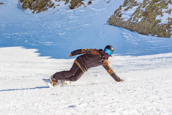 Genç Kadın Snowboardcu Dağlarda Snowboard Yapıyor — Stok fotoğraf