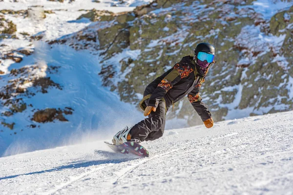 Mladá Žena Snowboardista Pohybu Snowboardu Horách — Stock fotografie