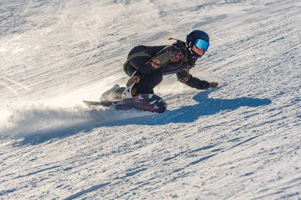 Fiatal Snowboard Mozgásban Snowboard Hegyekben — Stock Fotó