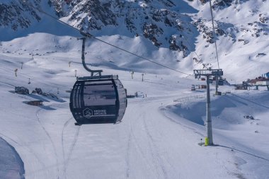 Ordino Arcalis, Andorra: Ocak 2021: 2021 'de Grandvalira Pyrenees istasyonunun yanındaki Ordino Arcalis' te Gondola asansörü