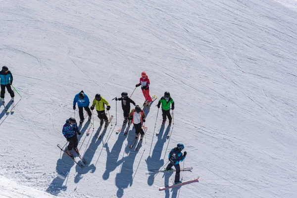 Ordino Arcalis, Andorra: Ocak 2021: 2021 'de Grandvalira Pyrenees istasyonunun yanındaki Ordino Arcalis' te kayak yapan insanlar