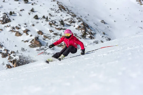 Junge Blonde Frau Beim Skifahren Einem Sonnigen Tag — Stockfoto