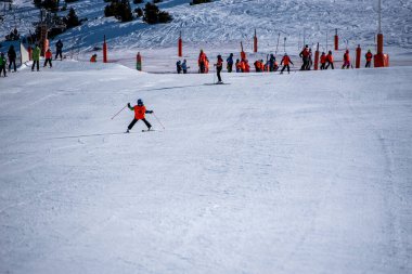 Grandvalira, Andorra: 17 Ocak 2021: Andorra 'daki Grandvalira kayak istasyonunda kayak okulu 2020 kışında covid19 döneminde