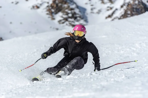 Junge Blonde Frau Beim Skifahren Einem Sonnigen Tag — Stockfoto