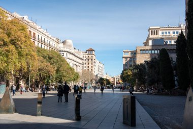 Barselona, İspanya: 12 Şubat 2021: 2021 kışında Covid 19 zamanında insanlar Barselona gezinti alanı boyunca yürür.