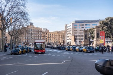 Barselona, İspanya: 12 Şubat 2021: 2021 'de Covid 19 zamanında Barselona gezinti alanı boyunca otobüs.