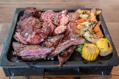 Arjantin mangalının tamamı sebzeli et ve Brasero 'da servis ediliyor..