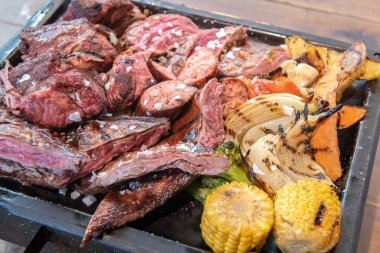 Arjantin mangalının tamamı sebzeli et ve Brasero 'da servis ediliyor..