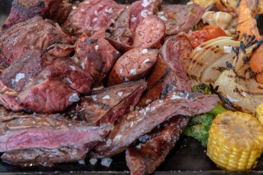 Arjantin mangalının tamamı sebzeli et ve Brasero 'da servis ediliyor..