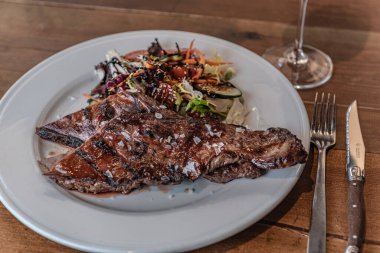 Entrana adında Arjantin usulü sebzeli et ve beyaz bir tabakta servis edilir..