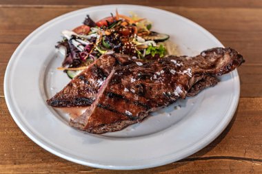 Entrana adında Arjantin usulü sebzeli et ve beyaz bir tabakta servis edilir..