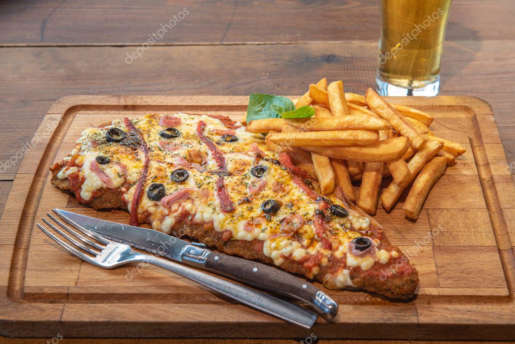 Típica comida típica napolitana milanesa de Argentina y Uruguay servida