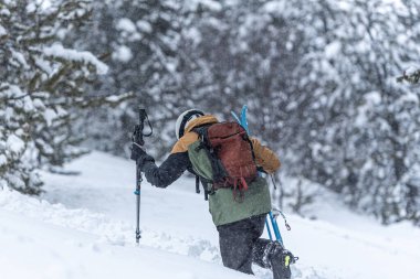 Covid19 saatine göre Andorra 'daki Grandvalira kayak merkezinde Pireneler' de kayak yapan genç adam..