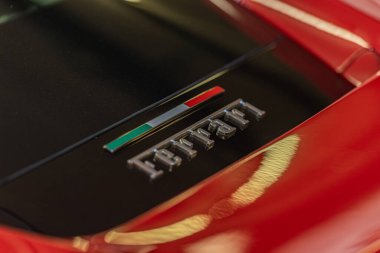 Andorra La Vella, Andorra: 28 Mart 2021: Takım 2021 'de Andorra' da bir Ferrarri 488 'i sanatsal bir şekilde yıkıyor