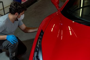 Andorra La Vella, Andorra: 28 Mart 2021: Takım 2021 'de Andorra' da bir Ferrarri 488 'i sanatsal bir şekilde yıkıyor