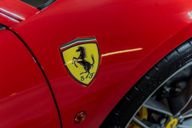 Andorra La Vella, Andorra: 28 Mart 2021: Takım 2021 'de Andorra' da bir Ferrarri 488 'i sanatsal bir şekilde yıkıyor