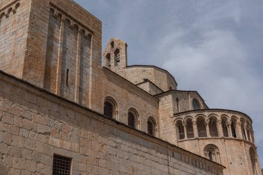 Santa Maria d 'Urgell Katedrali' nin gündüz manzarası. Katalonya.