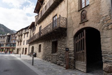Ordino, Andorra: 30 Mart 2021: Casa de Areny-Plandolit Müzesi İlkbaharda Ordino, Andorra, Pireneler 2021.