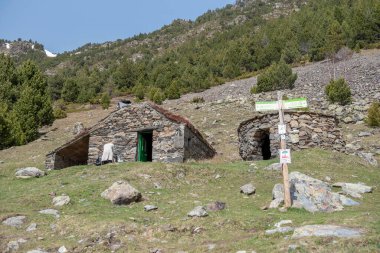 Arcalis, Andorra: 30 Mart 2021: Andorra 'daki Ordino Arcalis yolunda İlkbaharda Cabanes del Castellar.