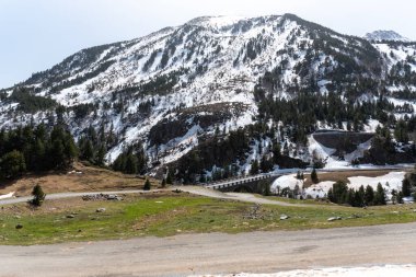 İlkbaharda Cabanes del Castellar Andorra Ordino Arcalis yolunda.