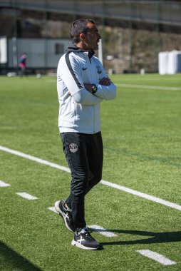 Encamp, Andorra: 2021 Nisan 04: Juan Carlos Carcedo UD IBIZA DT, 4 Nisan 2021 tarihinde Andorra 'nın Encamp kentindeki Prada de Moles Stadyumu' nda FC Andorra ve Ibiza arasında oynanan İkinci Lig B maçında oynamaktadır.