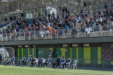 Encamp, Andorra: 2021 Nisan 04: FC Andorra ile Ibiza arasında oynanan 2. Lig B karşılaşmasındaki seyirciler 4 Nisan 2021 'de Andorra, Encamp' de Prada de Moles Stadyumu 'nda