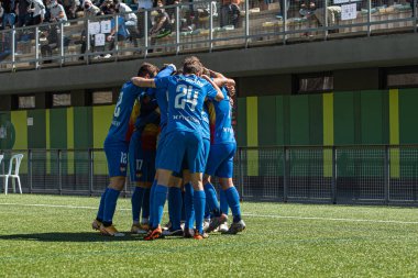 Encamp, Andorra: 2021 Nisan 04: İkinci Lig B maçında FC Andorra ve Ibiza arasındaki golü kutlayan oyuncular 4 Nisan 2021 tarihinde Encamp, Andorra 'da Prada de Moles Stadyumu' nda