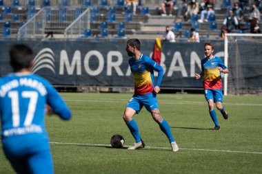 Encamp, Andorra: 2021 Nisan 04: Carlitos FCA, 4 Nisan 2021 tarihinde Andorra, Andorra 'daki Prada de Moles Stadyumu' nda FC Andorra ve Ibiza arasında oynanan İkinci Lig B maçında oynamaktadır.
