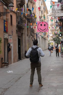 Barselona, Katalonya: 6 Nisan 2021: 2021 'de COVID 19 zamanında Barcelona şehrindeki El Raval Mahallesi sokaklarında insanlar yürüyordu.