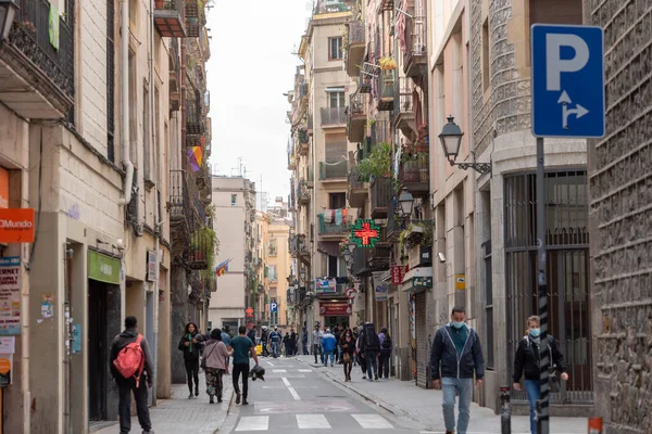 Barselona, Katalonya: 6 Nisan 2021: 2021 'de COVID 19 zamanında Barcelona şehrindeki El Raval Mahallesi sokaklarında insanlar yürüyordu.