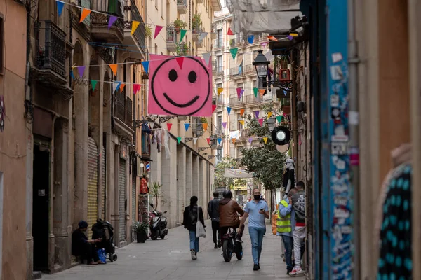 Barselona, Katalonya: 6 Nisan 2021: 2021 'de COVID 19 zamanında Barcelona şehrindeki El Raval Mahallesi sokaklarında insanlar yürüyordu.