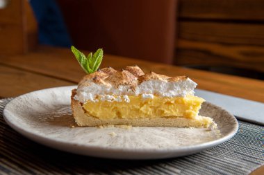 Kremalı tatlı ve limonlu.