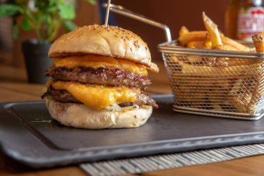 Siyah taşlı patates kızartmalı ev yapımı hamburger..