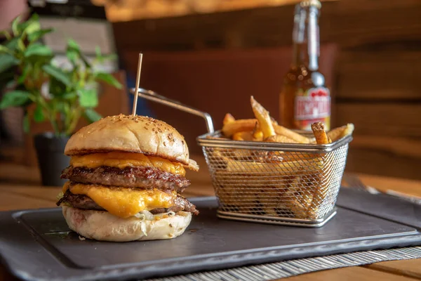 Hambúrguer Caseiro Com Batatas Fritas Pedra Preta Plana — Fotografia de Stock