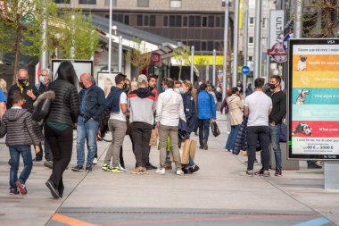 Andorra La Vella: 24 Nisan 2021: Andorra şehir merkezi La vella, COVID-19 virüs zamanında Andorra 'nın başkenti, öğleden sonra Meritxell adlı ana cadde.