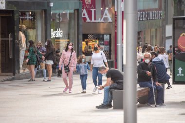 Andorra La Vella: 24 Nisan 2021: Andorra şehir merkezi La vella, COVID-19 virüs zamanında Andorra 'nın başkenti, öğleden sonra Meritxell adlı ana cadde.