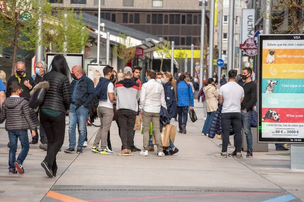 Andorra La Vella: 24 Nisan 2021: Andorra şehir merkezi La vella, COVID-19 virüs zamanında Andorra 'nın başkenti, öğleden sonra Meritxell adlı ana cadde.