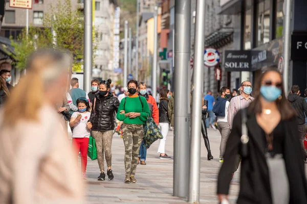 Andorra La Vella: 24 Nisan 2021: Andorra şehir merkezi La vella, COVID-19 virüs zamanında Andorra 'nın başkenti, öğleden sonra Meritxell adlı ana cadde.