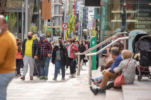 Андорра-Ла-Велья: 2021 24 апреля: Центр Андорры La vella, столица Андорры в вирусное время COVID-19, во второй половине дня главная улица называется Meritxell.