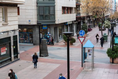 Logrono, İspanya - 22 Nisan 2021: 2021 ilkbaharında insanlar Logrono 'nun boş sokaklarında yürüyordu.