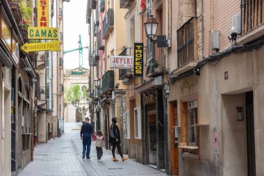 Logrono, İspanya - 22 Nisan 2021: 2021 ilkbaharında insanlar Logrono 'nun boş sokaklarında yürüyordu.