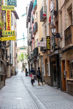 Logrono, İspanya - 22 Nisan 2021: 2021 ilkbaharında insanlar Logrono 'nun boş sokaklarında yürüyordu.